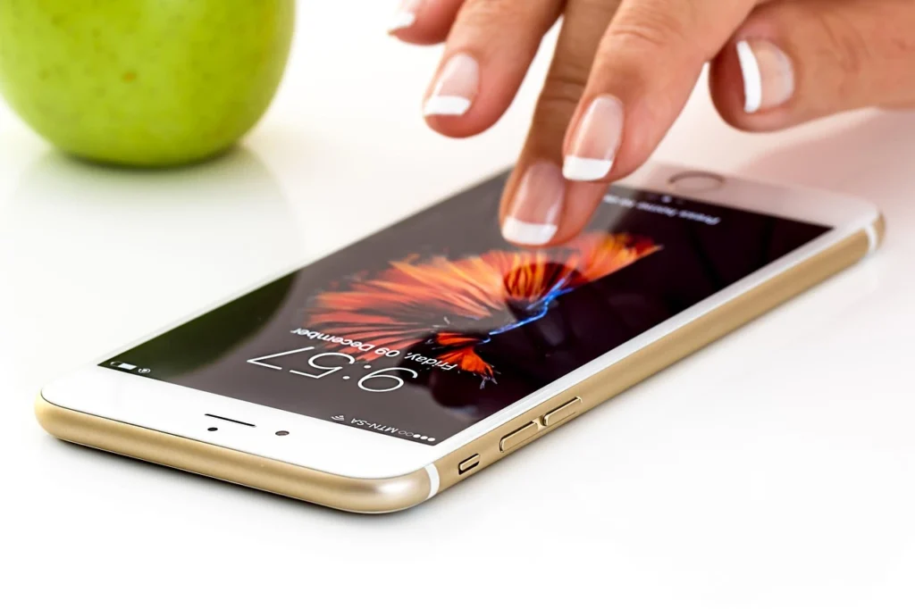 SEO móvil- Redactores Alfa. Mano femenina en un smartphone