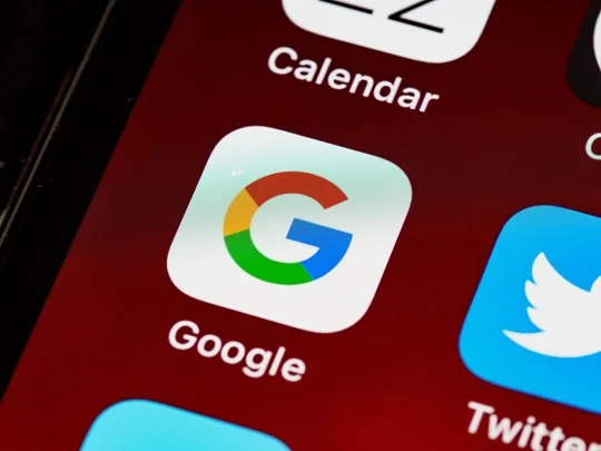 Redactores Alfa analizando métodos de escribir para Google