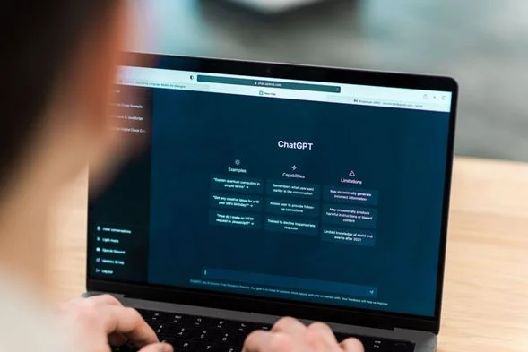 Redactores Alfa revisando el contenido creado por una IA