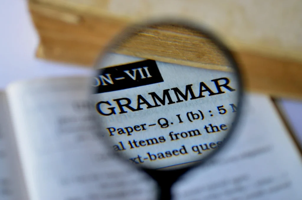 el punto y coma- Redactores Alfa Lupa revisando gramática.