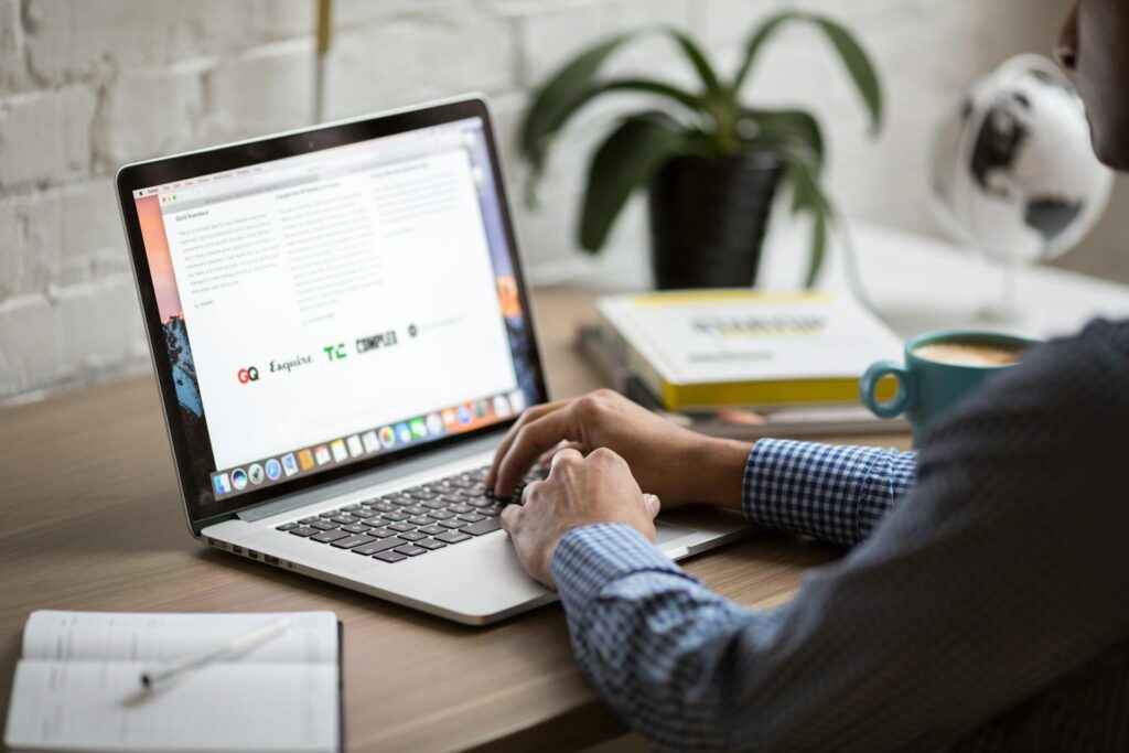 Redactar emails efectivos con asuntos desde laptop - Redactores Alfa