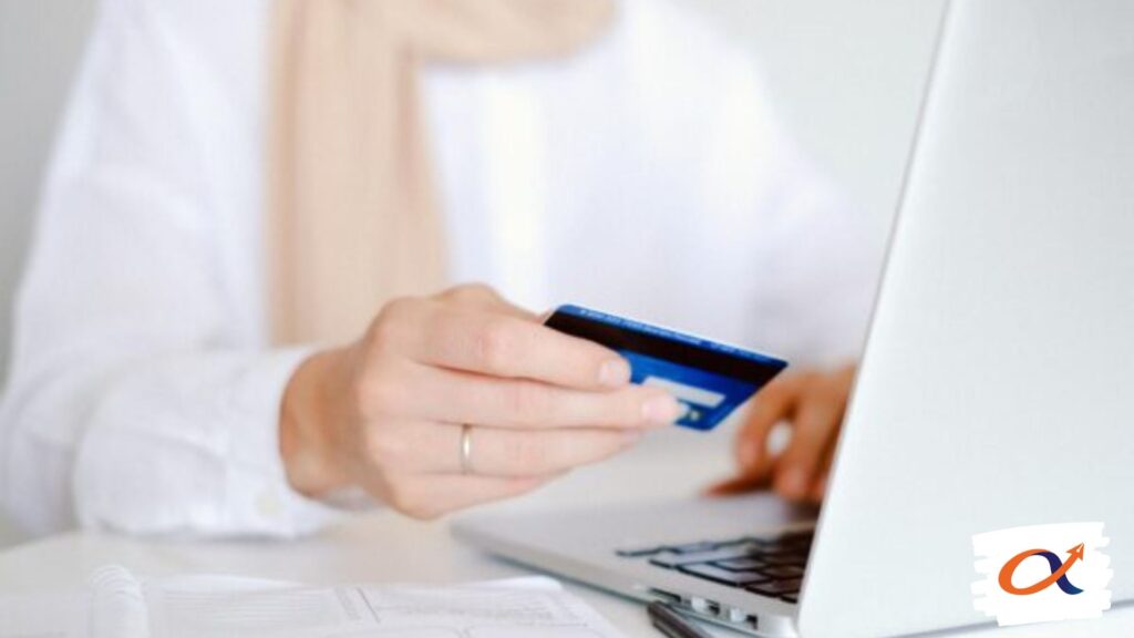 Redactor para ecommerce revisando tienda